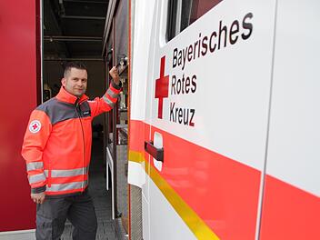 Wolfgang Knapp, stellvertretender Leiter der BRK-Bereitschaft Höchstadt, freut sich über den neuen Gerätewagen.  Fotos: Franziska Rieger