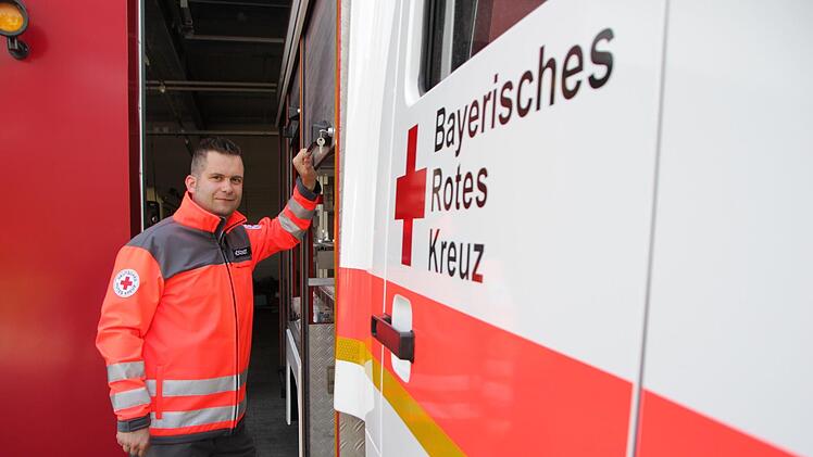 Wolfgang Knapp, stellvertretender Leiter der BRK-Bereitschaft Höchstadt, freut sich über den neuen Gerätewagen.  Fotos: Franziska Rieger