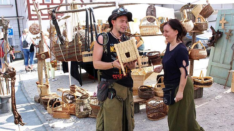 Kein Vogelhäuschen, sondern die schöne Einhausung für einen Most-Behälter erstand dieses Paar auf dem Handwerkermarkt.Evi Seeger