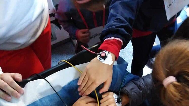 Selbst ausprobieren war in der Rettungswache Hammelburg angesagt.Thomas Schmid