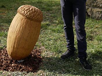 Eine der Eichelskulpturen in Fürth am Berg Foto: Manja von Nida