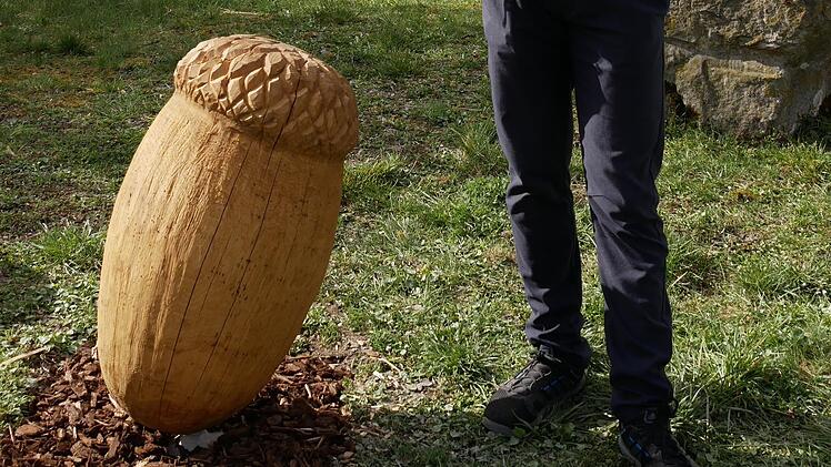 Eine der Eichelskulpturen in Fürth am Berg Foto: Manja von Nida