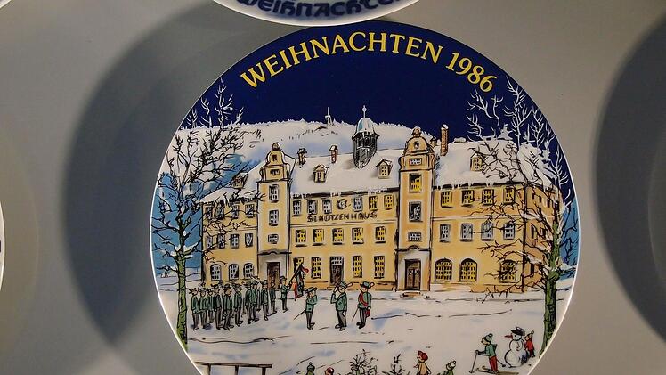 Seit den 1980er Jahren produzierte die einst in Neustadt ansässige Firma Friedel Jahresteller. Als stimmungsvolle Motive dienten Jahr für Jahr wechselnde winterliche Szenen mit bekannten Gebäuden und Örtlichkeiten Neustadts.Foto: Jochen Berger