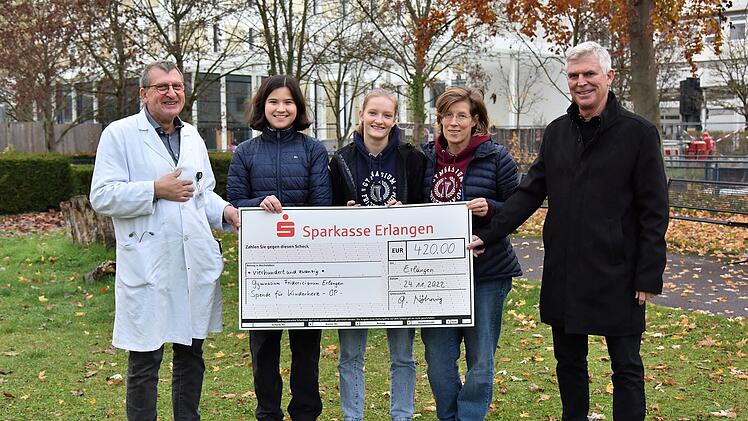 Erlangen: Gymnasium spendet an "Kinderherz-OP" - Weihnachtsfeier zugunsten herzkranker Kinder
