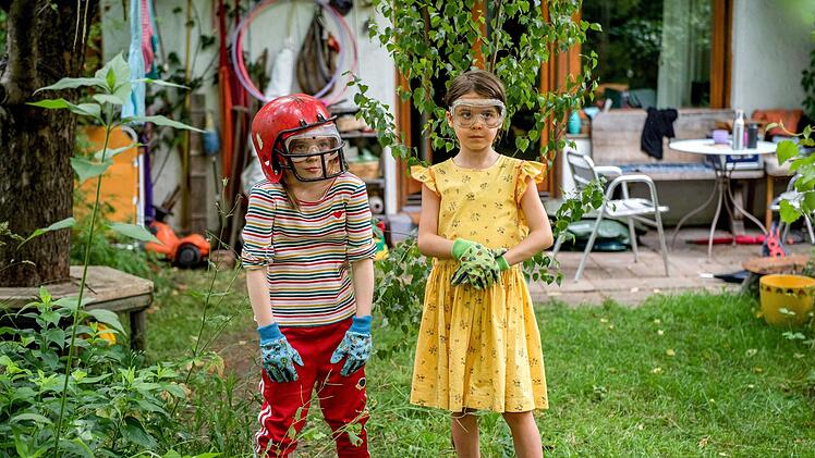 Die Eltern von Erna (Ava Petsch, links) und Lili (Laur&igrave;) sind frisch getrennt.