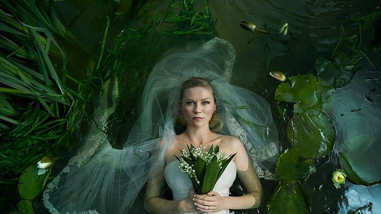 Justine (Kirsten Dunst) sp&uuml;rt das Ende kommen.