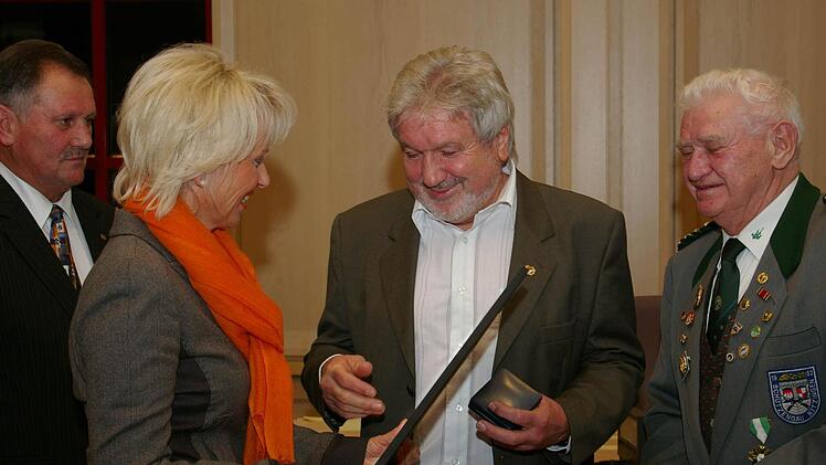 Landrätin Tamara Bischof verleiht Hannes Müller den Ehrenbrief des Landkreises. BLSV-Kreisvorsitzender Josef Scheller (links) und Gauschützenmeister Heinz Neubert (rechts) freuen sich mit ihm.  Fotos: Tom Müller