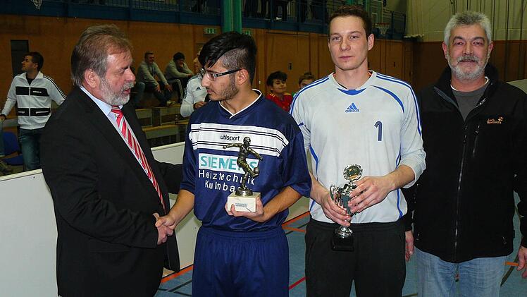 Bürgermeister Norbert Volk (links) gratuliert dem besten Torschützen Ali Onarici vom FC Marktleugast (zweiter von links) zu seinen sechs Treffern. Weiter im Bild (nach rechts) FC-Torhüter Daniel Hahn und FC-Vorsitzender Klaus Witzgall. Foto: Alexander Muck und Klaus-Peter Wulf