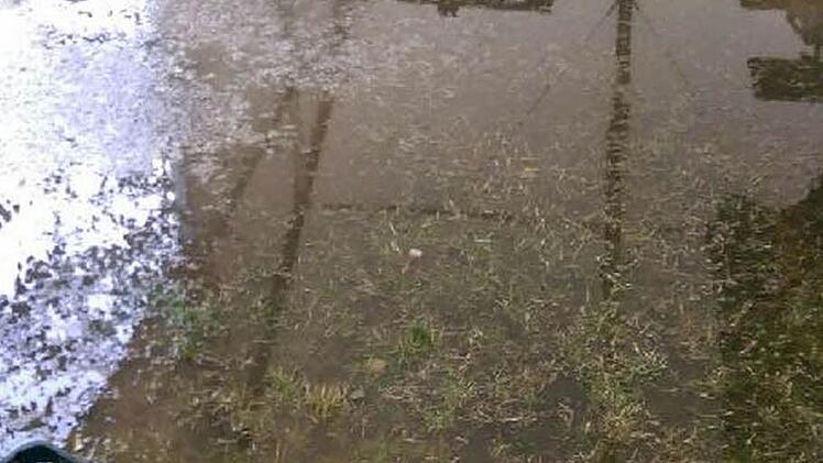 Im überschwemmten Festzelt der Burschen war am vergangenen Samstag ebenso wie im Festzelt des FC Dormitz kein Kirchweihbetrieb möglich. Foto: Welte