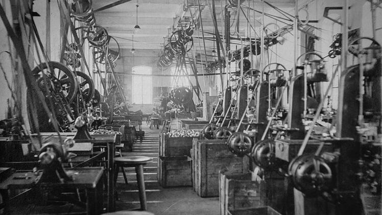 Fabrikhalle von Oeka Ende der 1920er/ Anfang der 1930er Jahre mit der damals üblichen Antriebstechnologie über an der Decke angebrachte Wellen und Riemen Foto: Oeka