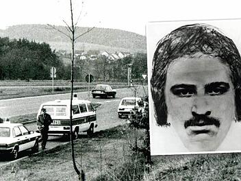 Wenige Tage nach dem Mord an Herbert Dippold vor 30 Jahren wird die Tatwaffe, eine Abschleppstange, auf dem Gründla-Parkplatz an der B 85 gefunden. Die Polizei sucht das Gelände ab, aber von dem Messer fehlt bis heute jede Spur. Auch das Phantombild bringt die Polizei nicht weiter.  Fotos: Stephan Tiroch + Polizei
