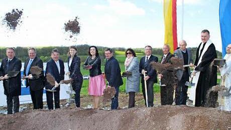Spatenstich für die Ortsumgehung Untersteinach mit (von links): Bezirksrat Henry Schramm, Untersteinachs Bürgermeister Volker Schmiechen, Landrat Klaus Peter Söllner, Bundestagsabgeordnete Emmi Zeulner, die parlamentarische Staatssekretärin Dorothee Bär, Bayerns Innen- und Verkehrsstaatssekretär Gerhard Eck, Marion Resch-Heckel von der Regierung von Oberfranken, Kurt Schnabel vom Staatlichen Bauamtes, Alt-Bürgermeister Heinz Burges, der Untersteinacher Gemeinderat Alfred Vießmann sowie die Pf...
