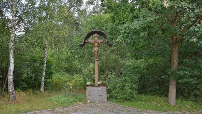 Ganz anders die Gedenkstätte der Wallfahrer zwischen Zimmerau und Rieth. Hier ist der Platz entsprechend gestaltet und bietet einen freien Blick auf das Kreuz.  Foto: Hanns Friedrich