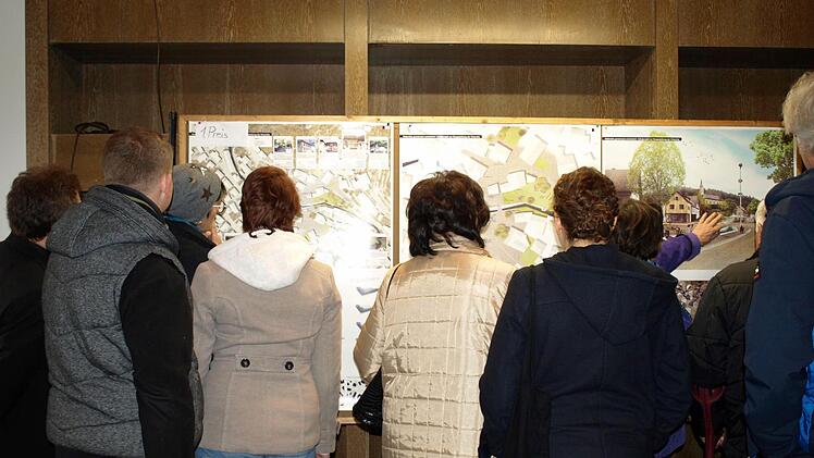 Ein reges Interesse von Seiten der Bürger war bei der Ausstellungseröffnung zu registrieren. Foto: Susanne Deuerling