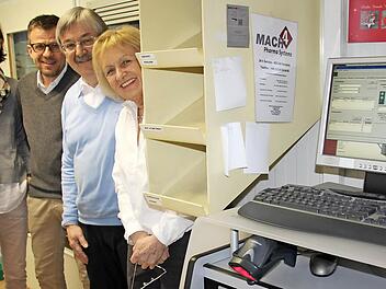 Im voll automatisierten Lager- und Verteilzentrum, dem Herzstück der Apotheke: Cornelia und Gunter Zimmerhackl mit Herbert und Silke Stang (im Bild von links). Foto: Ralf Kestel