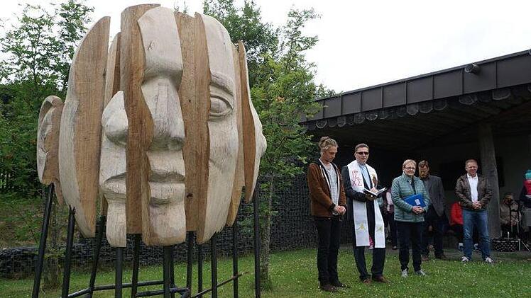 Enthüllung der neuen Skulptur, die auf dem Franziskusweg stehen wird, durch den Künstler Michel Stenzel. Foto: Marion Eckert