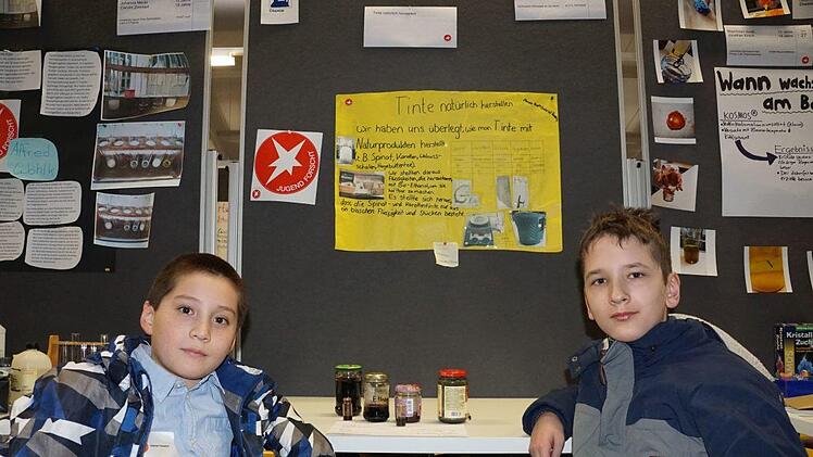 Maxim Vogel (re) und Gabriel Poesdorf (li), beide sechste Klasse, pr&auml;sentierten die Herstellung von Tinte aus Karotte, Hagebutte, Walnussschalen und Spinat und belegten damit den 3. Platz bei "Chemie".Pascale Ferry