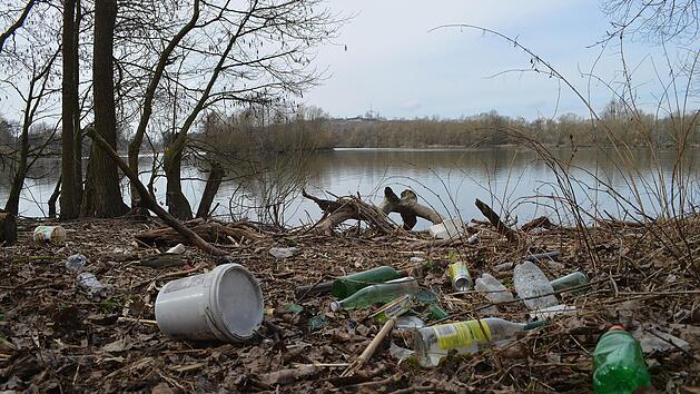 M&uuml;ll statt Idylle - gesehen am Hutweidsee. Karl Heinz Weber