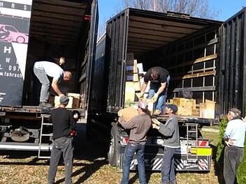 Schon der  zweite Transport in diesem Jahr ging mit s&uuml;&szlig;en P&auml;ckchen nach Rum&auml;nien. Die Freude vorort war sehr gro&szlig;. Foto: Burkard Schodorf