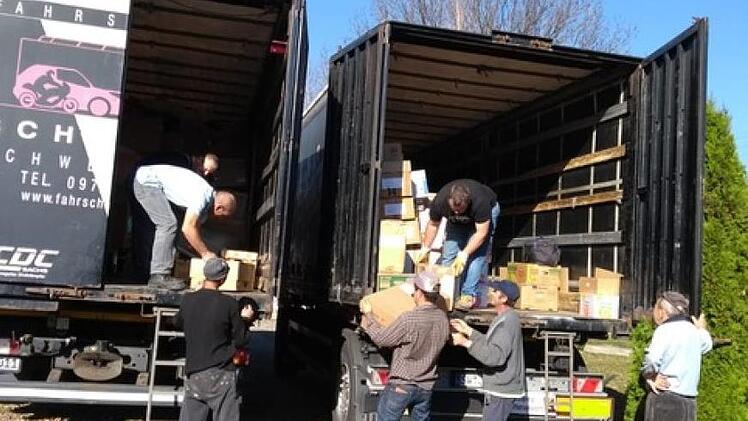 Schon der  zweite Transport in diesem Jahr ging mit s&uuml;&szlig;en P&auml;ckchen nach Rum&auml;nien. Die Freude vorort war sehr gro&szlig;. Foto: Burkard Schodorf