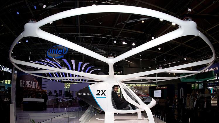 Eine Passagier-Drohne Volocopter 2x steht am Stand von Intel bei der Digitalisierungsmesse Cebit. Das "Luft-Taxi" bietet Platz für zwei Personen und wird elektrisch über 18 Rotoren betrieben.Julian Stratenschulte/dpa