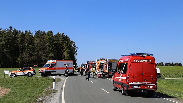 Drei Menschen wurden bei einem Unfall in Oberfranken schwer verletzt. Am Freitagmittag prallte ein Opel bei Kirchenpingarten (Kreis Bayreuth) gegen einen Audi. Foto: NEWS5 / Wellenhöfer