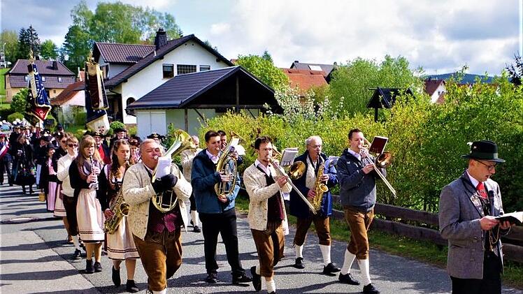 Die Kronacher Musikanten begleiteten musikalisch die Wallfahrt. An der Spitze der Haiger Vorbeter Thomas Rauh.Gerd Fleischmann