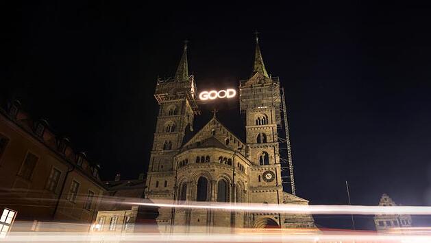 Am Dom ist derzeit die Installation "Good God" zu sehen: Das "O" blinkt, pulsiert wie ein Herzschlag, mal an, mal aus. Je nach Zufall.  Foto: Pressestelle Erzbistum Bamberg / Dominik Schreiner