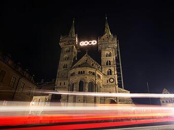 Am Dom ist derzeit die Installation "Good God" zu sehen: Das "O" blinkt, pulsiert wie ein Herzschlag, mal an, mal aus. Je nach Zufall.  Foto: Pressestelle Erzbistum Bamberg / Dominik Schreiner