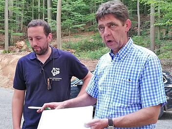 Revierleiter Christoph Uffelmann (links) und FBG-Betriebsleiter Rupert Wolf erklärten den Gemeinderäten den Ablauf des WegebauesSigistmund Von Dobschütz