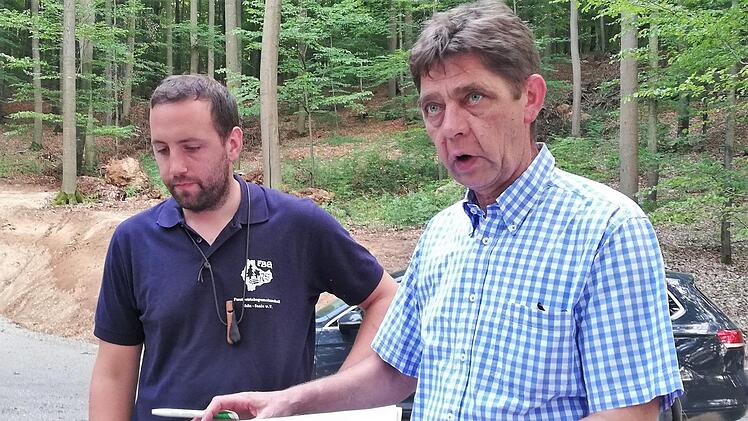 Revierleiter Christoph Uffelmann (links) und FBG-Betriebsleiter Rupert Wolf erklärten den Gemeinderäten den Ablauf des WegebauesSigistmund Von Dobschütz
