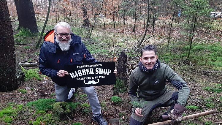 Kai Fischer pflanzt mit seinem Vater Stefan Fischer eine kleine Weißtanne im eigenen Wald.  Foto: Jasmin Tempelhof