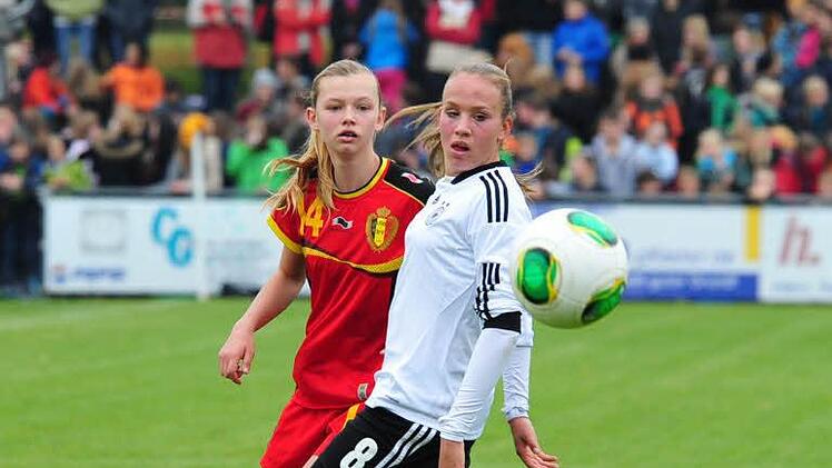 Die belgische Auswahl (rote Trikots) war ein unbequemer Gegner für die DFB-Juniorinnen.