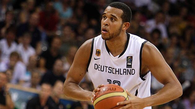 Der Deutsche Elias Harris in Aktion am 22.08.2010 im L&auml;nderspiel Deutschland - Puerto Rico in Bonn. Foto: Rolf Vennenbernd/dpa