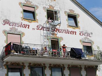 90 Asylsuchende beherbergt eine ehemalige Pension in Aschbach. Jetzt sucht der Landkreis dringend weitere Immobilien. Archivfoto: Martin Kreklau