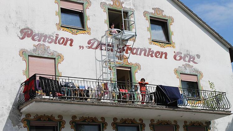 90 Asylsuchende beherbergt eine ehemalige Pension in Aschbach. Jetzt sucht der Landkreis dringend weitere Immobilien. Archivfoto: Martin Kreklau