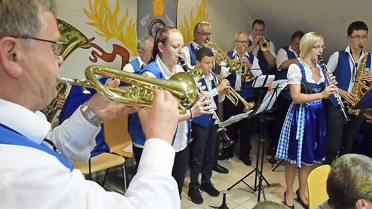 In der Blaskapelle Niedermirsberg musizieren Jung und Alt gemeinsam - wie zum Beispiel bei der Veranstaltung "Der FT bei uns in Niedermirsberg" im Oktober 2014.  Archivfoto: Ronald Rinklef