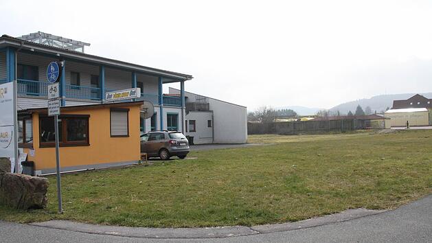 Der Weismainer Mineralölhändler Georg Ultsch will einen Lebensmittelmarkt bauen lassen. In der Baulücke zwischen dem Unternehmen Elektrotechnik Rehe, dem türkischen Imbiss (beide links im Bild) und der Waschanlage seiner Firma (rechts) soll sich ein Discounter ansiedeln. Foto: Stephan Stöckel