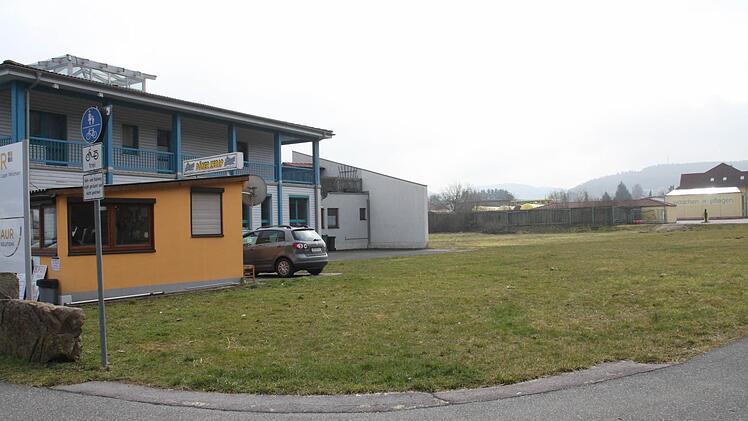 Der Weismainer Mineralölhändler Georg Ultsch will einen Lebensmittelmarkt bauen lassen. In der Baulücke zwischen dem Unternehmen Elektrotechnik Rehe, dem türkischen Imbiss (beide links im Bild) und der Waschanlage seiner Firma (rechts) soll sich ein Discounter ansiedeln. Foto: Stephan Stöckel