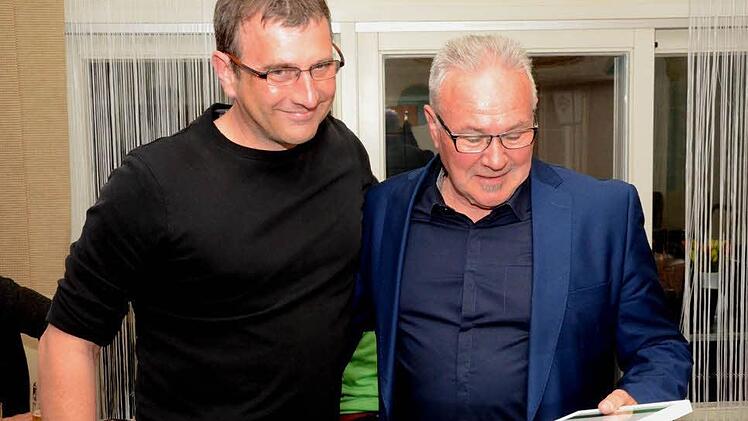 Matthias Peschl (schwarzes T-Shirt) gratuliert seinem Ex-Vorsitzenden Thomas Leiner zum "Ehrenvorsitzenden".  Foto: Peter Rauch