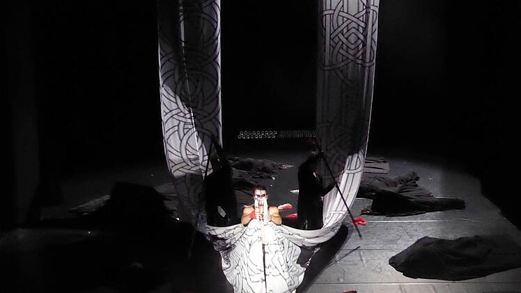 Die Deutsche Tanzkompanie Neustrelitz gastierte im Bad Kissinger Kurtheater mit einer Adaption der Nibelungen-Saga, hier eine Szene, in der Siegfried am Burgunderhof auftritt. Foto: Gerhild Ahnert