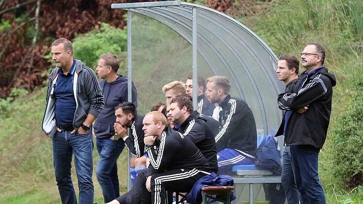 Das eingespielte Team mit Cheftrainer Thomas H&uuml;ttl (links) und den beiden Co-Trainern Christian Holzmann sowie Marcel Pavel (im Vordergrund) hat auch in der Saison 2017/2018 das sagen bei den "M&ouml;nchen"; rechts Fu&szlig;ball-Abteilungsleiter Reiner Geier.CT-Archiv