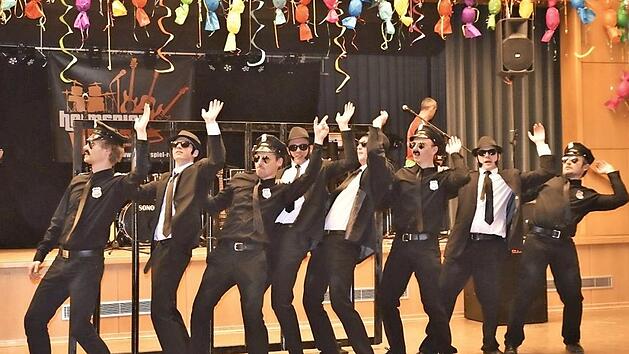 Das M&auml;nnerballett bot eine gelungene Showeinlage.  Fotos: Gerold Snater