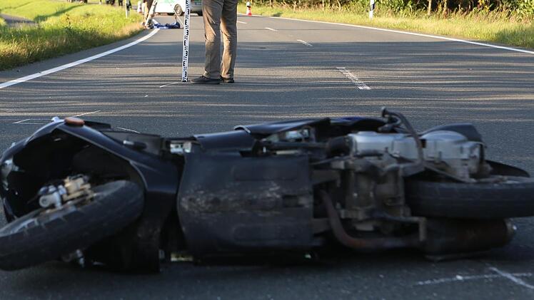 Der Rollerfahrer stürzte schwer. Symbolfoto: Ittig/News5