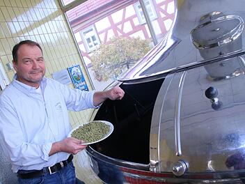 Braumeister Karl-Heinz Wehrfritz gibt  im Brauhaus in Loffeld den Hopfen in die Pfanne. Foto Matthias Einwag