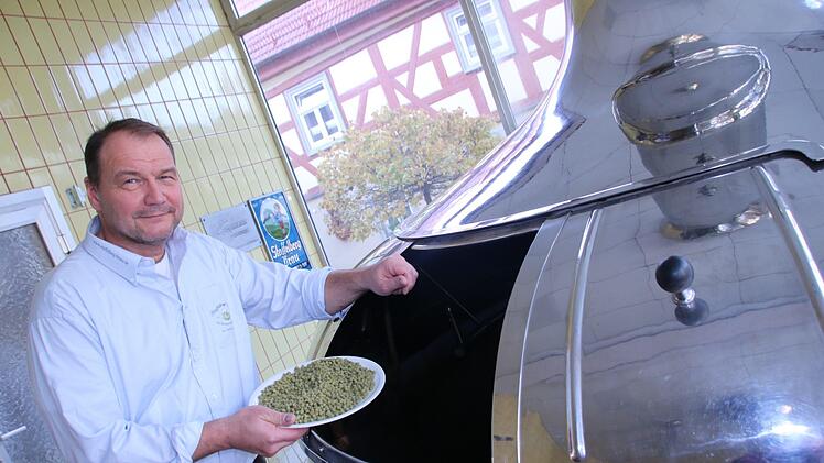 Braumeister Karl-Heinz Wehrfritz gibt  im Brauhaus in Loffeld den Hopfen in die Pfanne. Foto Matthias Einwag