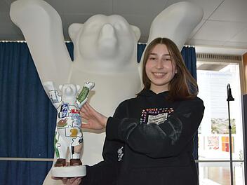 In klein ist der Bär schon fertig: Ihren Entwurf darf Alena Roth nun auf die zwei Meter große Skulptur im Hintergrund übertragen.Foto: Dagmar Besand: