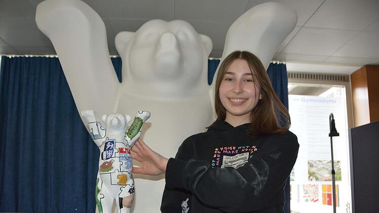 In klein ist der Bär schon fertig: Ihren Entwurf darf Alena Roth nun auf die zwei Meter große Skulptur im Hintergrund übertragen.Foto: Dagmar Besand: