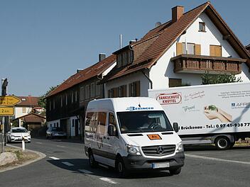 An der "Großen Kreuzung" am Hotel Rhönhof in Oberleichtersbach ballt sich der Verkehr mehr, seit die Bundesstraße bei Römershag voll gesperrt ist. Das missfällt einigen Anliegern. Foto: Steffen Standke