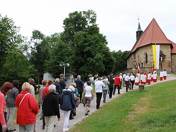 Eine Gruppe Wallfahrer trifft bei der Sternwallfahrt am Kreuzberg ein.  Fotos: Mathias Erlwein
